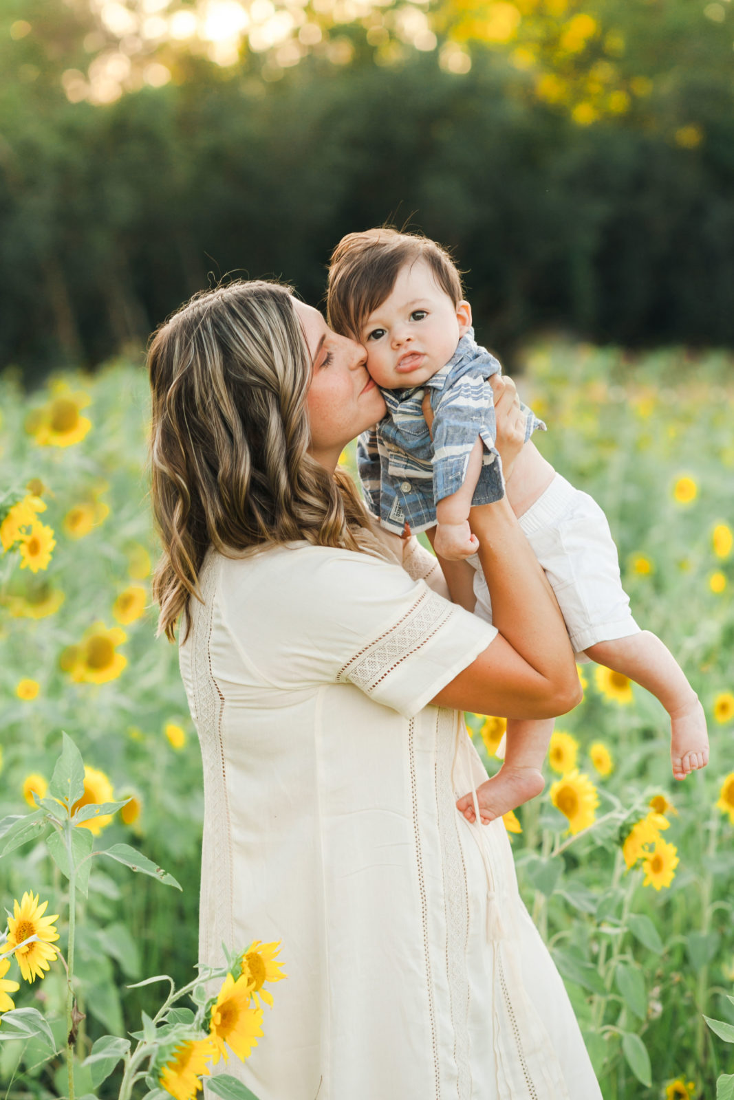 Summertime Family Photos in Sunflower Fields - janetdphotography.com